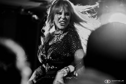 Baby do Brasil sacodindo os cabelos e rindo em show intimista no Blue Note Rio por Dantas Jr.'