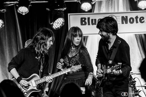 Baby do brasil entre dois guitarristas com Frank Solari no show no palco do Blue Note Rio por Dantas Jr. '