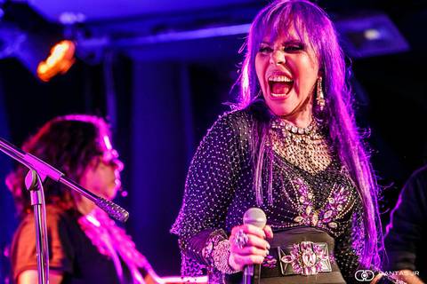 Baby do Brasil rindo feliz em show no palco do Blue Note por Dantas Jr.'