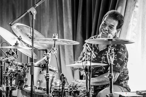 Jorginho Gomes tocando bateria com Baby do Brasil no Blue Note por Dantas Jr.'