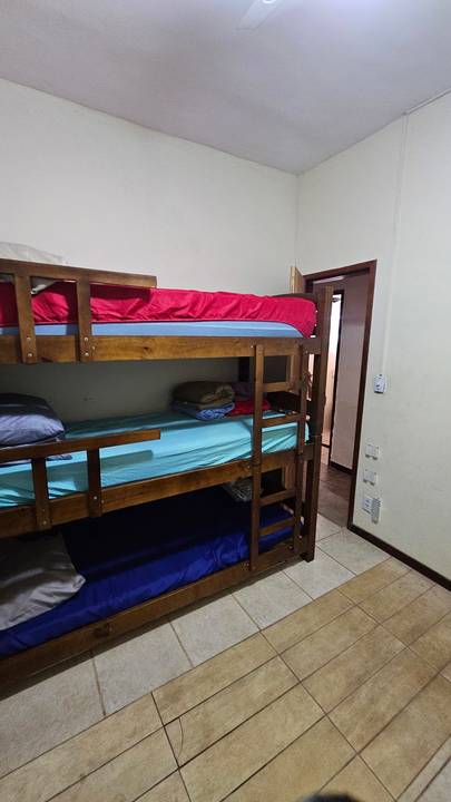 QuartQuarto do meio, treliche e sofá camao do meio'