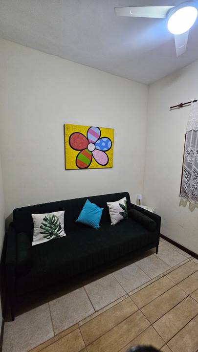 Quarto do meio, treliche e sofá cama'