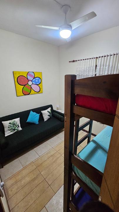 Quarto do meio, treliche e sofá cama'