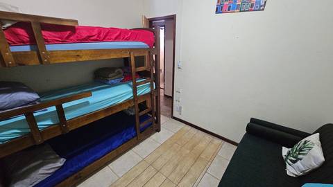 Quarto do meio, treliche e sofá cama'