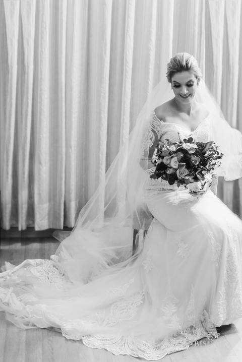 noiva emocionada making of noiva bouquet de noiva registrado por biscaro fotofilme'