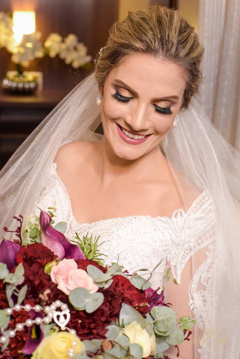 noiva emocionada noiva com bouquet bouque making of noiva registrado por biscaro fotofilme'