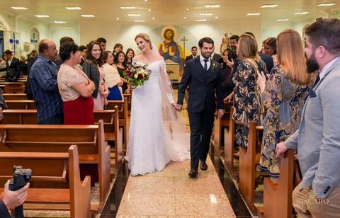 saida dos noivos lapela de noivo noivos no altar registrado por biscaro fotofilme'