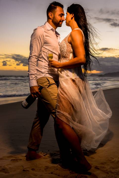 pre wedding rio de janeiro por de sol vestido noiva branco brinde praia fotografa vaninha biscaro registrado por biscaro fotofilme'