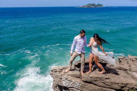 ensaio pre wedding rio de janeiro casal lindo mar azul rocha alta vestido branco esvoaçante fotografa vaninha biscaro registrado por biscaro fotofilme'