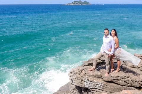 pre wedding rio de janeiro mar azul praia linda foto na rocha vestido branco esvoaçante fotografa vaninha biscaro registrado por biscaro fotofilme'