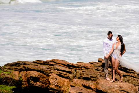 pre wedding rio de janeiro mar azul praia linda foto na rocha vestido branco esvoaçante fotografa vaninha biscaro registrada por biscaro fotofilme'