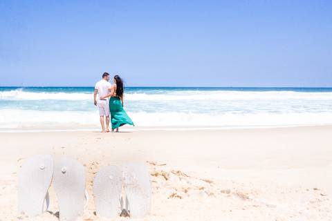 pre wedding rio de janeiro barra da tijuca mar azul havaianas na praia casal lindo roupa colorida fotografa vaninha biscaro registrada por biscaro fotofilme'