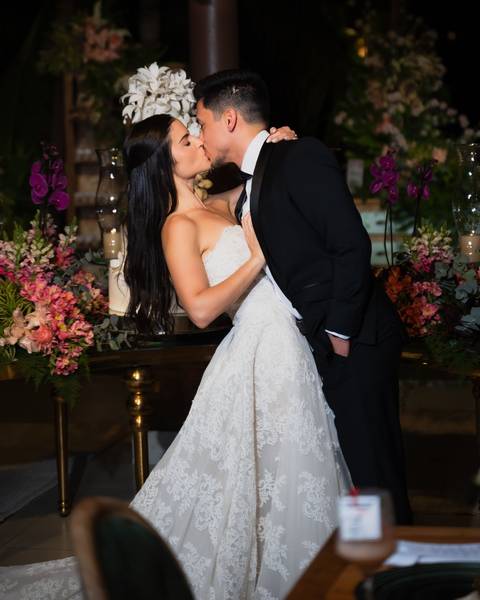 fotografia dos noivos se beijando em gv'