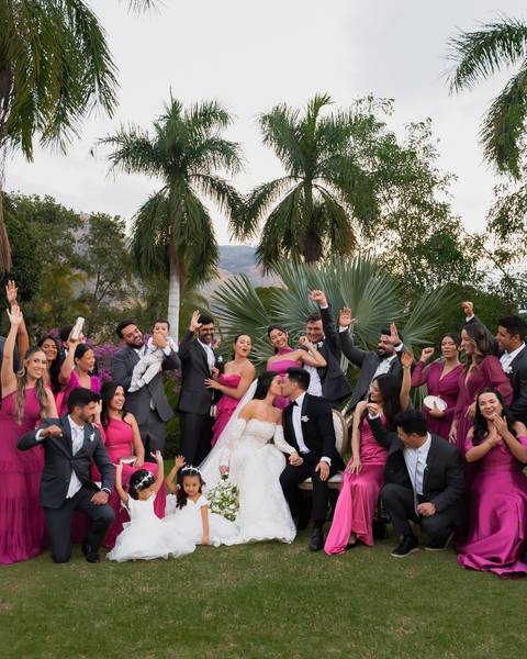 Noivos, madrihas e padrinhos após cerimônia de casamento em governador valadares'