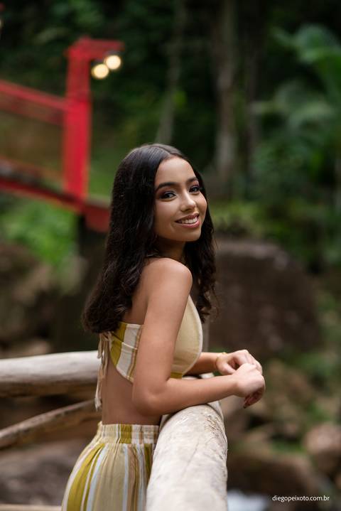 debutante sorrindo para fotografo de 15 anos durante sessao fotografica'