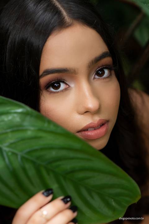 fotografia de menina de 15 anos em meio a natureza'