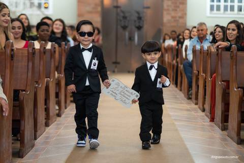 entrada de pajens com plaquinha'