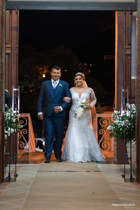 noiva entrando na igreja com o pai'