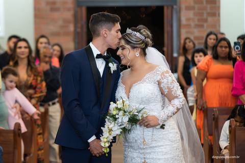 noivo beijando a testa da noiva'