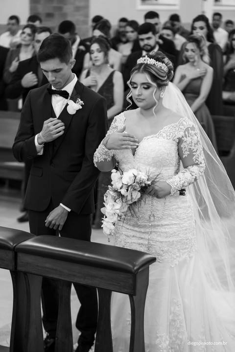 noivos durante cerimônia de casamento'