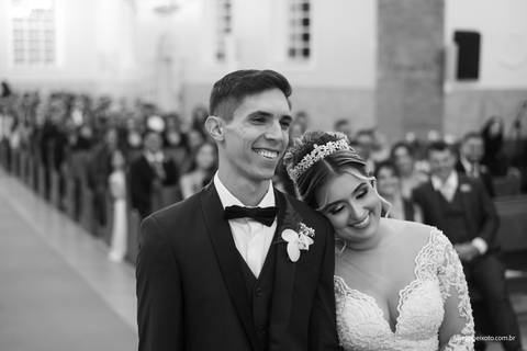 fotos espontanea de noivos durante a cerimônia religiosa'