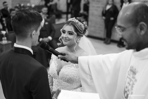 o sim do noivo durante cerimônia de casamento'