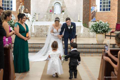 porta alianças entrando e noivos sorrindo'