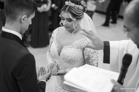 noivos recebendo bençãos nas alianças'