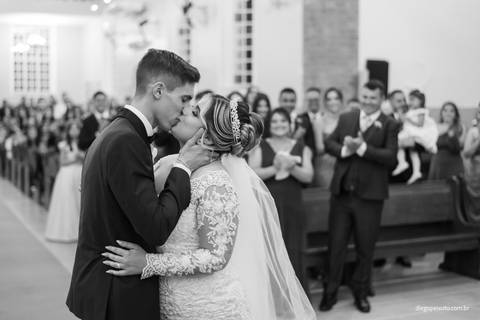 beijo dos noivos após casamento'