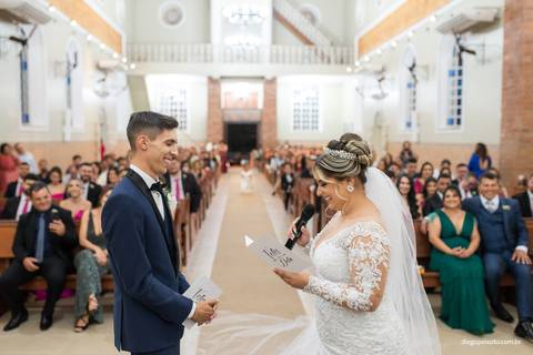 noiva fazendo votos ao noivo'