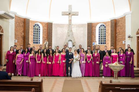 madrinhas e padrinhos junto com os noivos no casamento'