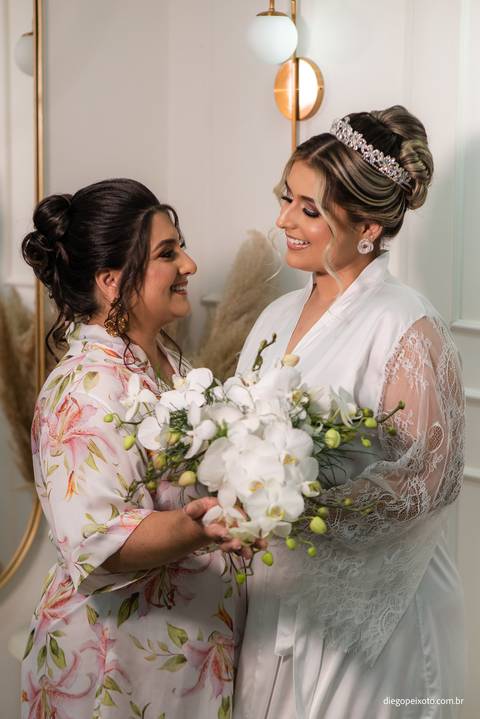 mãe da noiva com a noiva no making of'