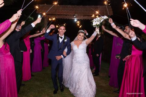 Chegada dos noivos na recepção do casamento'