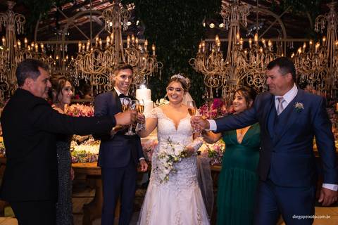 brinde dos noivos com a família'