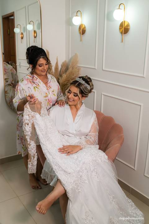 mãe da noiva e noiva vendo o vestido da noiva no making of'