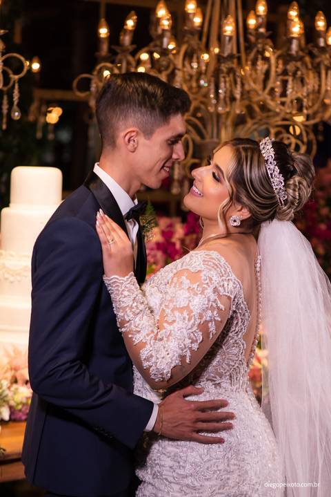 inspiração de fotos de noivos em frente a mesa de bolo'