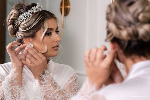 noiva colocando o brinco no making of'