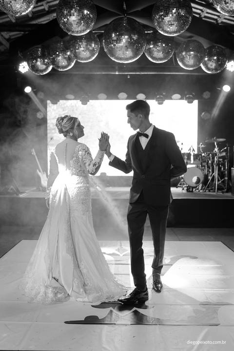 noivos dançando'