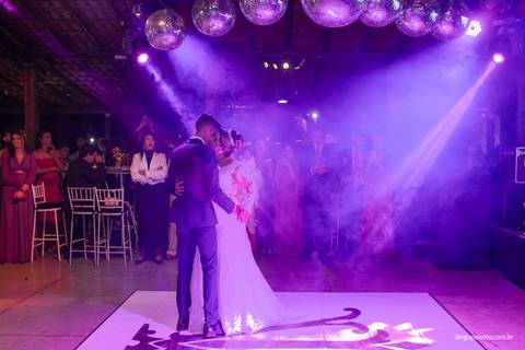 noivos na boate dançando'