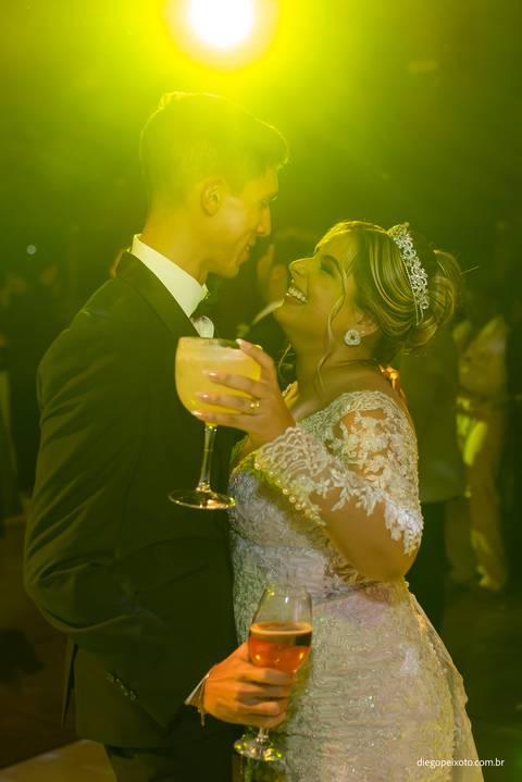 noivos na boate de casamento'