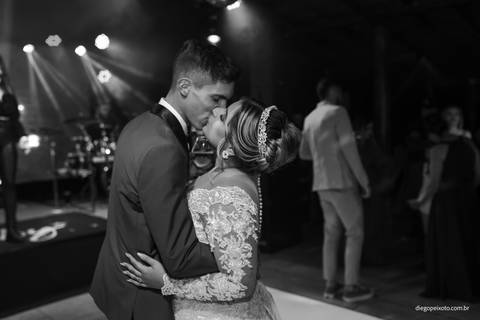 noivos beijando na boate de casamento'