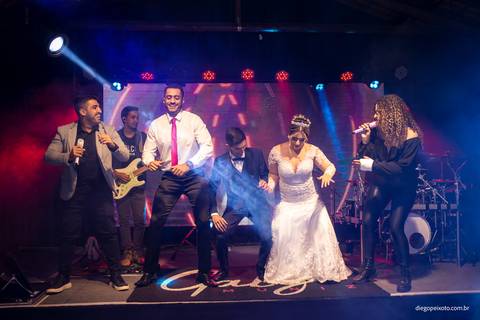 noivos dançando com amigos'