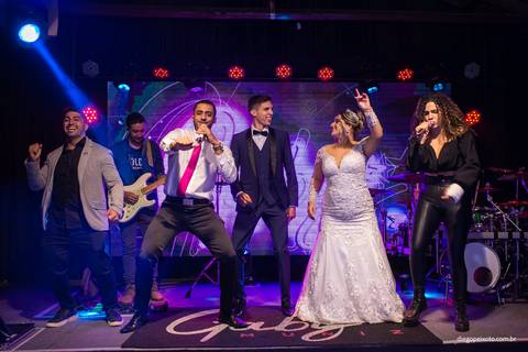 noivos dançando no palco'