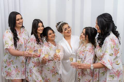 brinde da noiva com madrinhas durante making of'