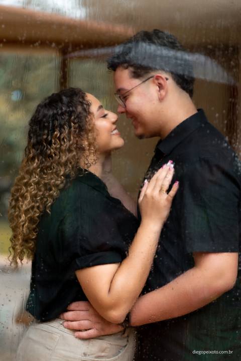 Débora e Diego, sob o céu chuvoso da Fazenda Cachoeira, compartilham olhares apaixonados neste romântico ensaio de namoro. Encante-se com a magia do amor em meio às gotas de chuva'