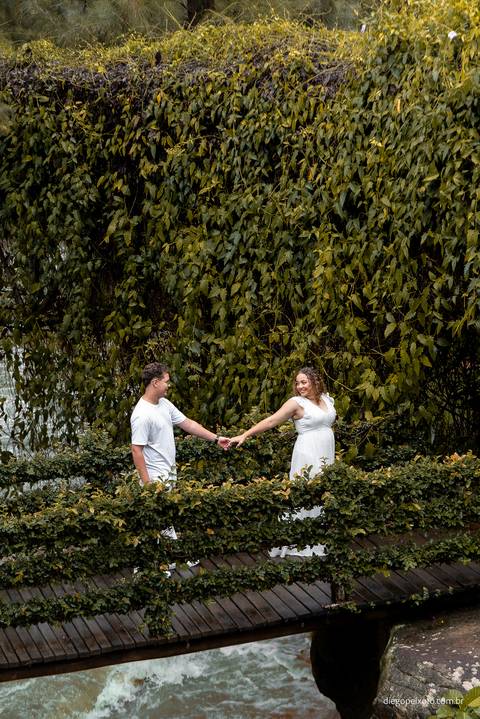 Em meio à natureza exuberante, Débora e Diego compartilham um momento íntimo. Esta imagem destaca a serenidade e a beleza simples que um ensaio de namoro ao ar livre pode proporcionar.'