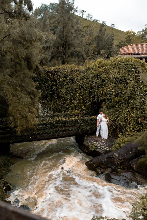 Débora brinca com seu vestido enquanto Diego a envolve em um abraço afetuoso. Uma captura descontraída que transmite a alegria e a espontaneidade deste casal apaixonado.'