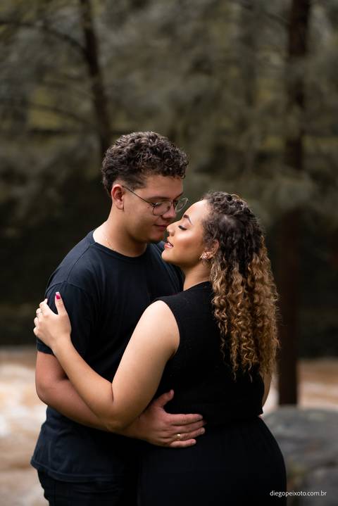 O olhar sereno de Diego para Débora nesta foto revela a admiração profunda. Cada detalhe desta imagem ilustra o amor puro e genuíno que floresce neste ensaio pré-casamento.'
