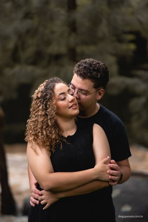 Em uma atmosfera de romance, Débora e Diego trocam juras de amor sob a chuva delicada. Uma imagem cheia de emoção que destaca a doçura desse momento especial.'