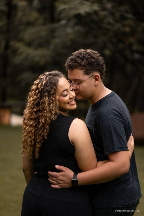 Neste registro, o vestido de Débora dança ao vento enquanto ela e Diego caminham de mãos dadas. Uma cena poética que reflete a conexão e a harmonia deste casal.'